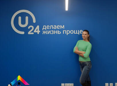 U24 MICE: брендирование стены open space полосой