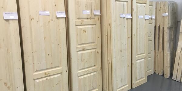 Чем покрасить двери из лиственницы? Полезные советы